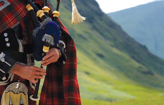 Scotland-Bagpipes-700.jpg